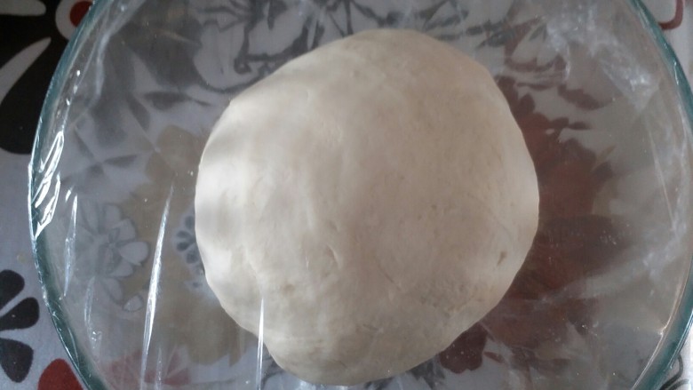 萝卜缨牛肉包子,和好的面团取出放入盆子,盖保鲜膜发酵