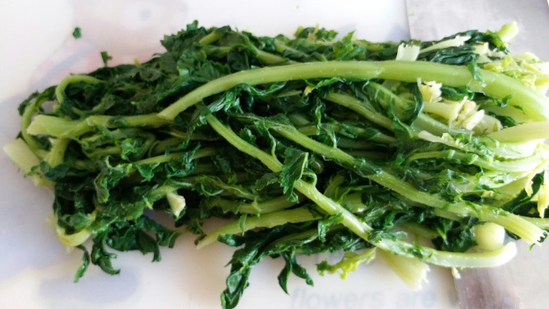 萝卜缨牛肉包子,此时将<a style='color:red;display:inline-block;' href='/shicai/ 2570'>萝卜缨</a>放锅里焯水,取出攥干水分