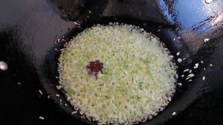 萝卜缨牛肉包子,炒锅烧热油后放入葱姜碎粒,<a style='color:red;display:inline-block;' href='/shicai/ 695'>八角</a>煸炒出里面的水分