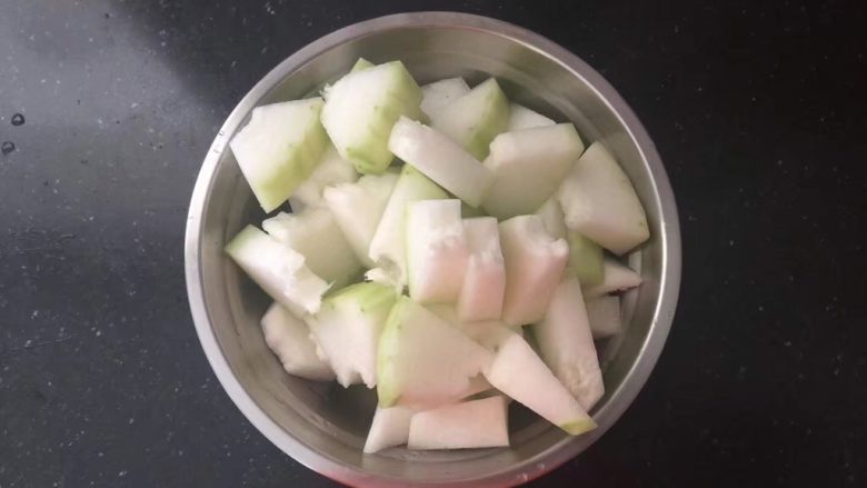 坤博砂锅-虫草冬瓜排骨汤,冬瓜去皮洗净切成块备用。