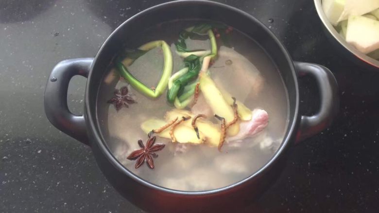 坤博砂锅-虫草冬瓜排骨汤,倒入适量的清水。