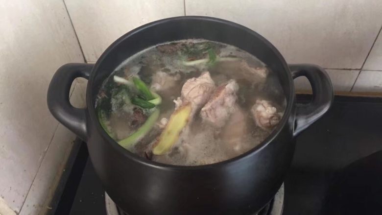 坤博砂锅-虫草冬瓜排骨汤,放在燃气灶上大火煮沸,转中小火慢煲30分钟。