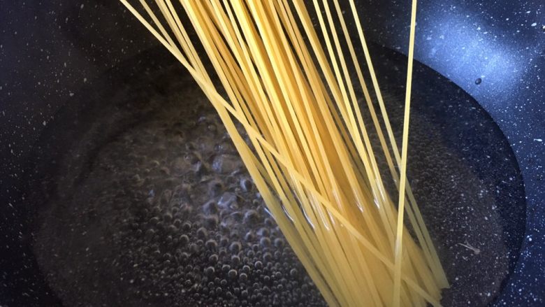西餐之黑椒鸡丝意大利面,锅里放入水,水开后放入意大利面煮10分钟