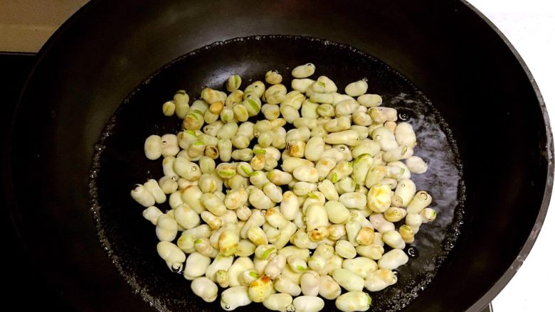 肉末蚕豆,锅里加入冷水烧开后放入蚕豆,煮4分钟豌豆8分熟就捞出来沥干水分