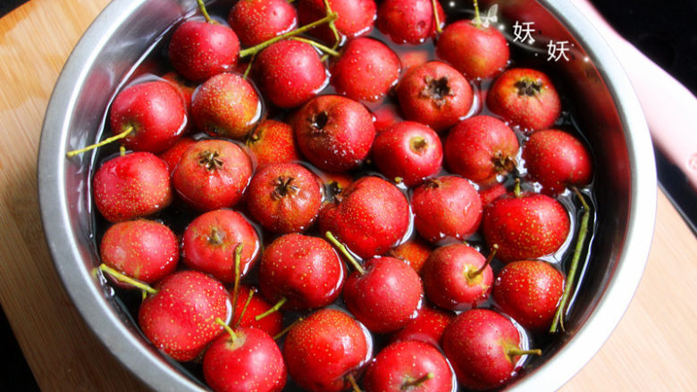 美味山楂糕,<a style='color:red;display:inline-block;' href='/shicai/ 599'>山楂</a>用淡盐水浸泡十分钟,杀菌。