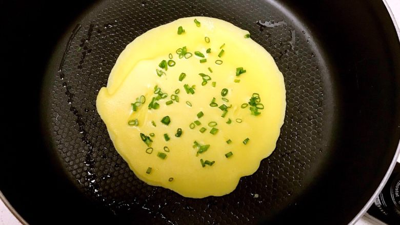 二合面葱花卷饼,锅里刷一层大豆色拉油烧热后加入1勺面糊,撒一层葱花