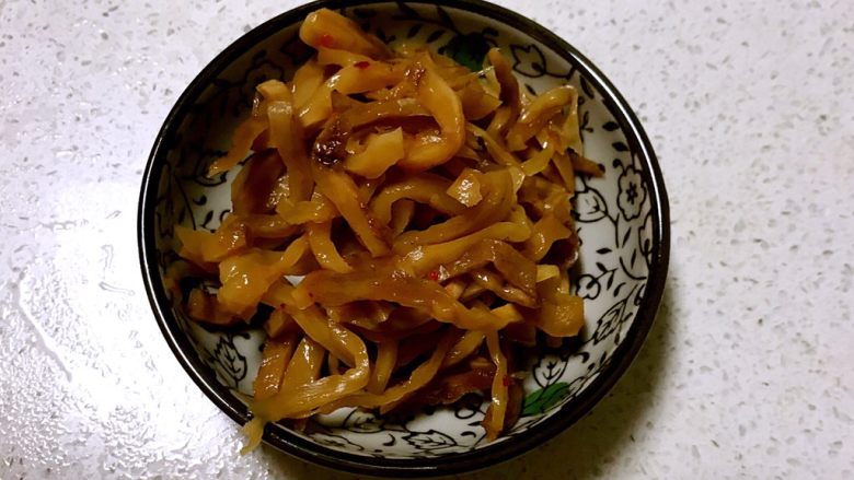 二合面葱花卷饼,腌制好的大头菜丝,也可以用榨菜丝代替