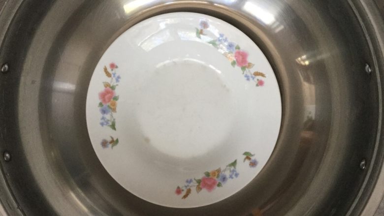 卤煮肘子,我用的是电锅,猪肘子太大很容易糊锅,放在锅底一个盘子不会糊锅了。