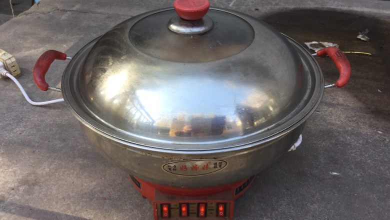 卤煮肘子,由于味道很重,我在屋外煮的。