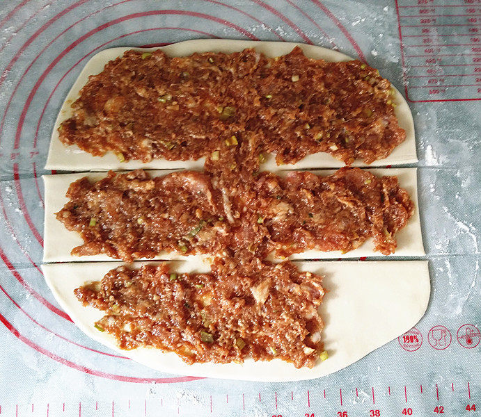 #中式点心#千层肉饼,除右下角留一块空白外,其它片地方均匀铺上猪肉馅