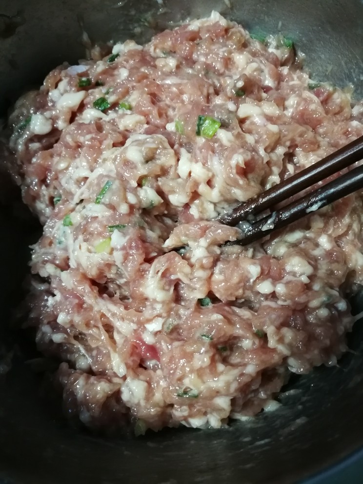 炸响铃,新鲜肉糜加<a style='color:red;display:inline-block;' href='/shicai/ 718'>料酒</a>适量，鸡蛋一个，盐适量，胡椒粉适量，葱花姜末和水适量顺时针方向拌匀并搅拌上劲。