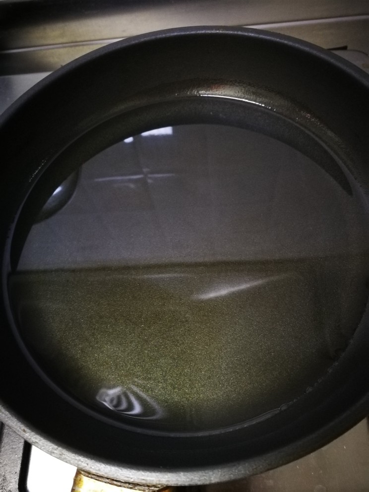炸响铃,油锅放油加热,我用的是平底小锅,操作起来方便哈,记得油相对多点,油温大概六七十度左右就可以炸了。