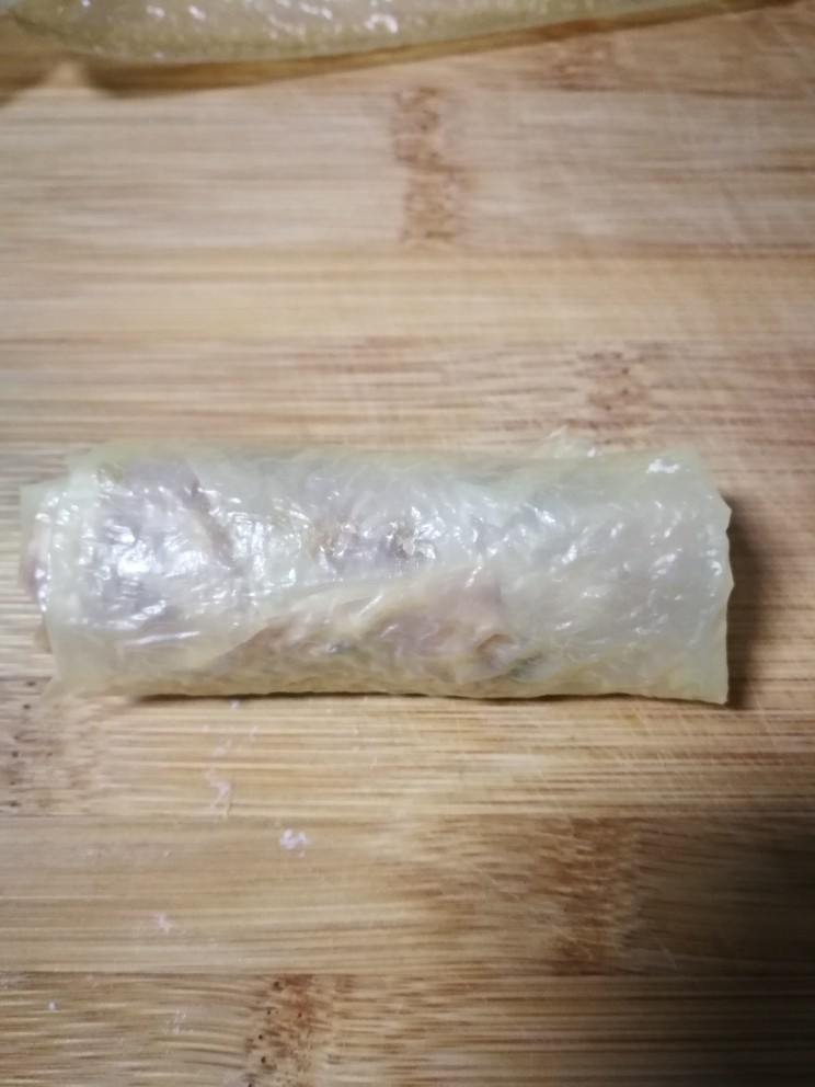 炸响铃,像包春卷一样把豆腐衣小心包裹起来,包得紧一点,包好口朝下放置,防止散开。也可以在开口处用湿淀粉封口,但个人觉得效果不好干皮也封不太住,还是口朝下摆放比较好。