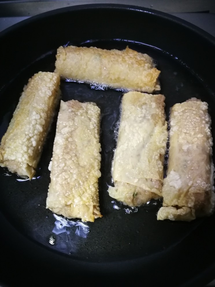 炸响铃,下油锅慢慢开始炸了,不能大火,记得放下去炸的时候一定要封口朝下,手捏住,慢慢放下去,这样就不会松散开来啦,炸到两面金黄就OK啦😝