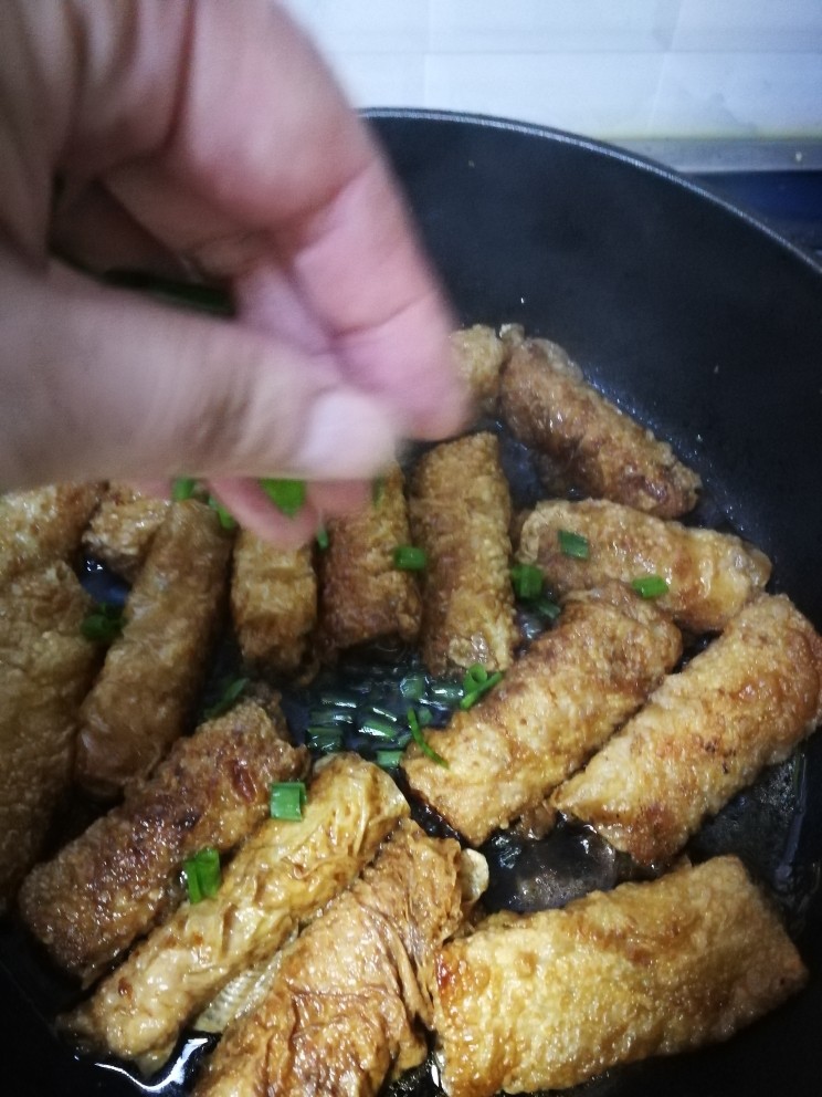 炸响铃,开盖撒葱花,也可适量盐调味。大火稍收汁,必须留点汤汁才好吃哈。