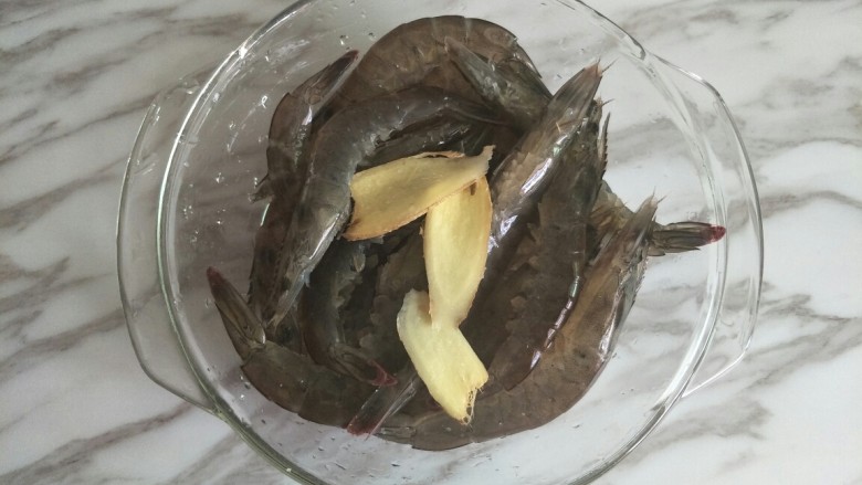 茄汁大虾,加入姜片、<a style='color:red;display:inline-block;' href='/shicai/ 718'>料酒</a>腌制15分钟