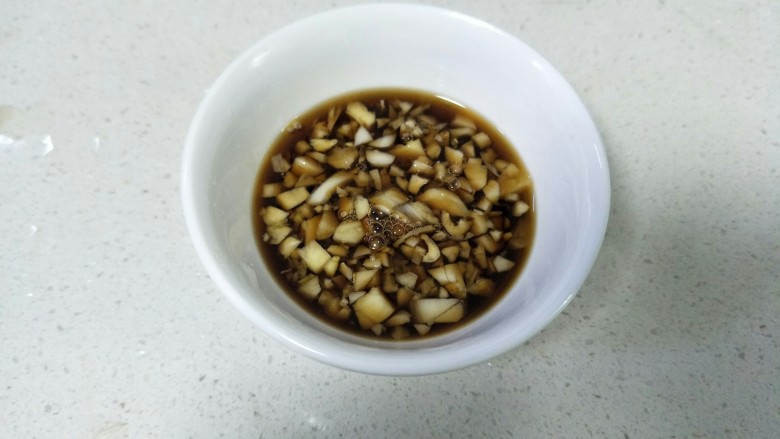 蒸大闸蟹,蒜和姜切末,放入小碗中,加入陈醋和少许生抽调料汁。