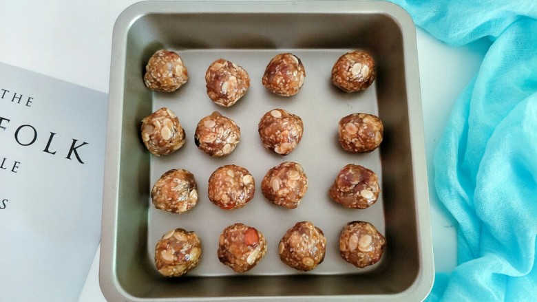 广式月饼,这个五仁叉烧馅称好搓圆备用,依次做好其他馅料