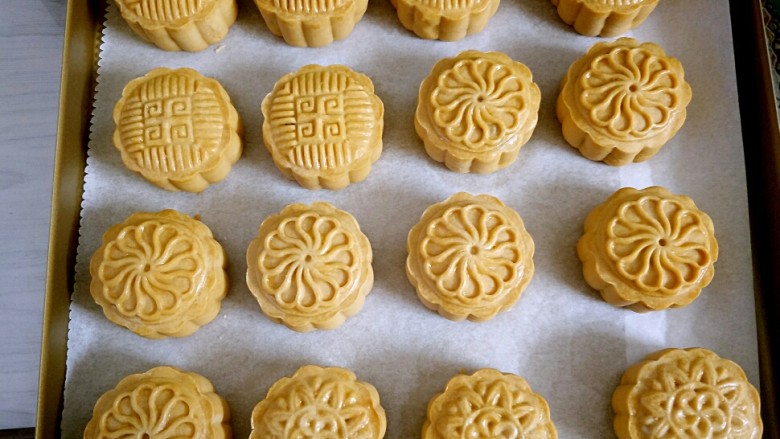 广式月饼,刚烤好的月饼是软的,凉了之后就变硬了
