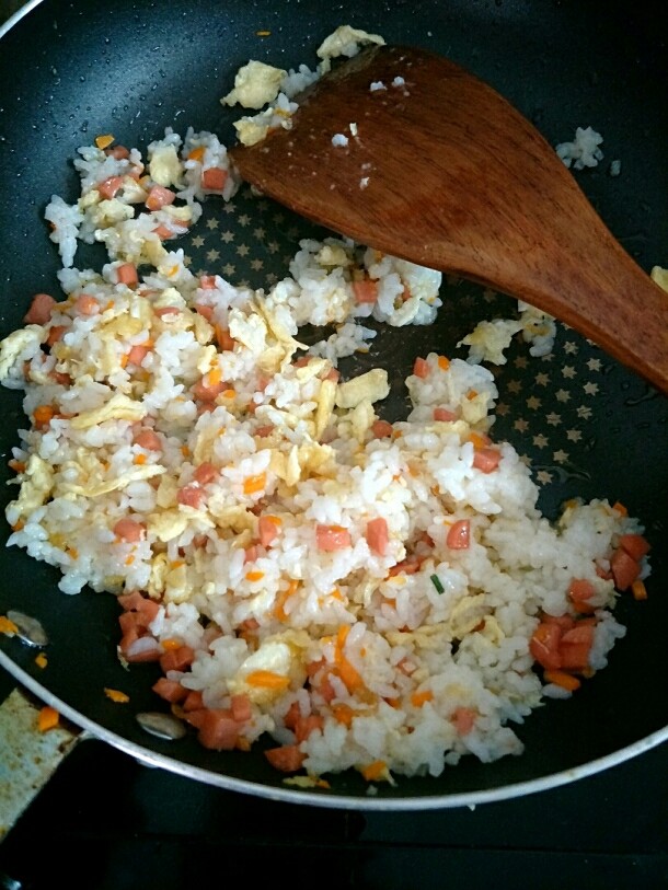 幸福的像花儿一样(宝宝餐),加入<a style='color:red;display:inline-block;' href='/shicai/ 507'>米饭</a>和刚刚炒好的鸡蛋一起炒匀,滴几滴宝宝酱油调味,再放少许葱花炒匀