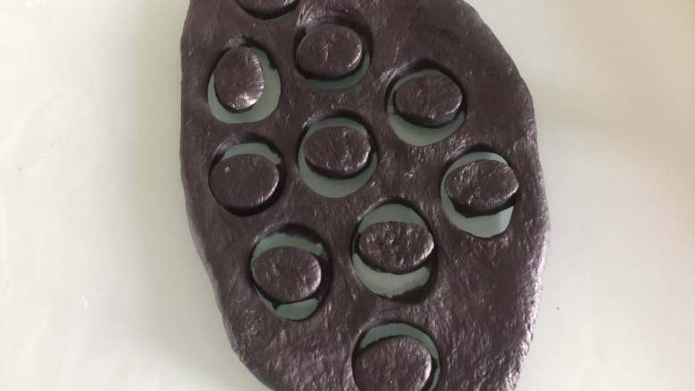 胖企鹅挤挤包,再用裱花嘴扣出小圆片