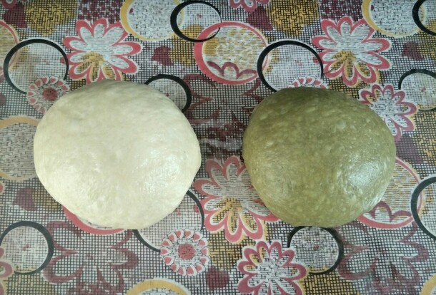 抹茶蜜豆吐司,发酵完成的面团用手按压排气,滚圆盖住保鲜膜松弛15分钟