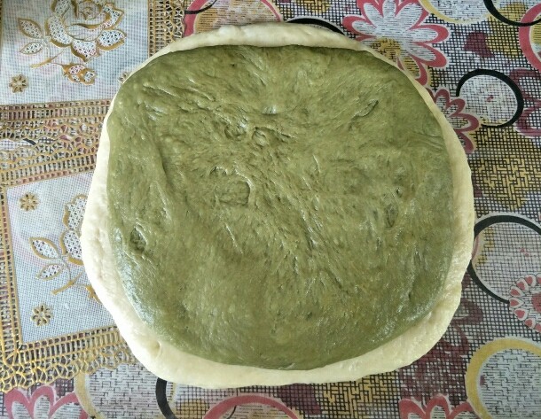 抹茶蜜豆吐司,抹茶面团擀成小一些的面团,两个叠起来