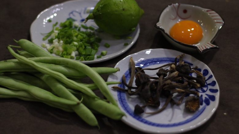 煎马铃薯四季豆配鸡油菌,准备所需食材配料