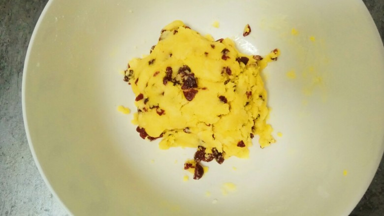 家有烤箱~蔓越莓小小酥,拌均后醒发一小会儿,提前预热烤箱上下170℃