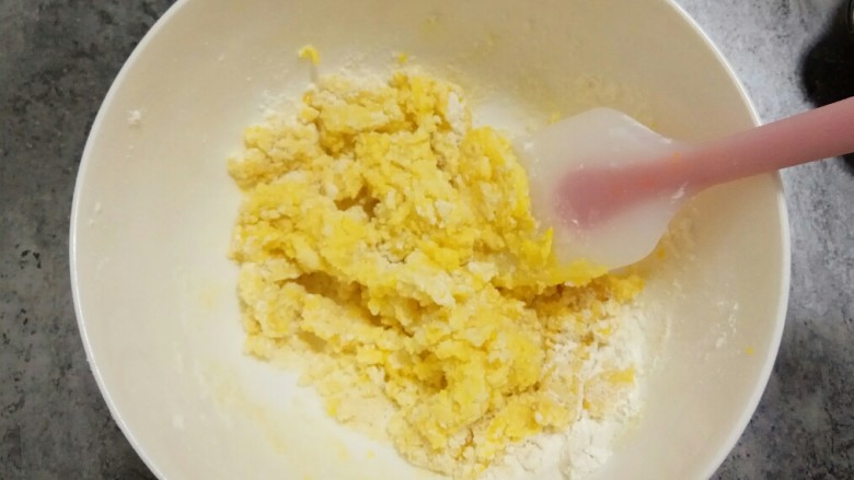 家有烤箱~蔓越莓小小酥,用刮刀拌匀