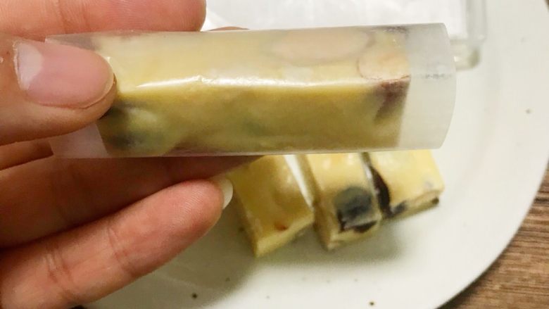 多味牛轧糖,拿出准备好的糯米纸和糖纸,逐一的把切好的牛轧糖包上