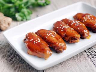 红烧鸡翅 家宴上不可缺席的一道美味 红亮诱人的秘诀在于糖色
