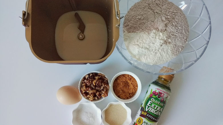黑麦核桃红糖吐司,准备好材料,称好重量