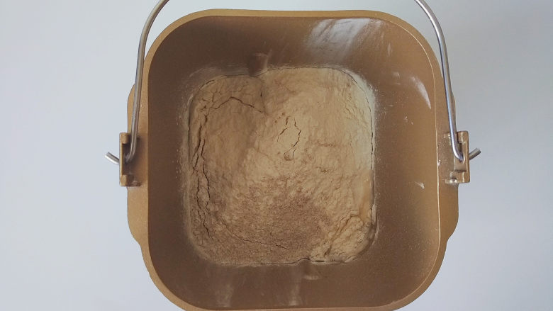 黑麦核桃红糖吐司,再倒入两种面粉,在液体上面