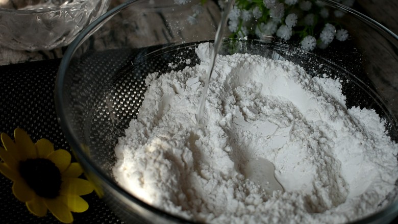 红糖雪蒸糕,缓慢加入清水,边加入边搅拌