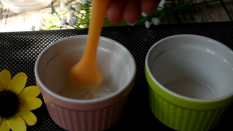 红糖雪蒸糕,为了好脱模,将模具刷一层油