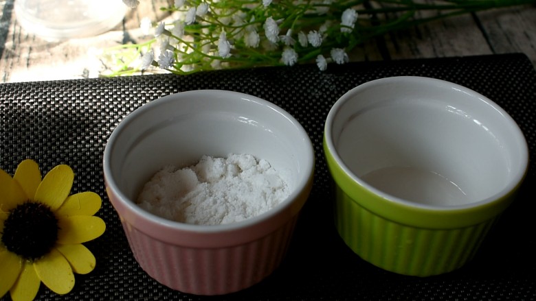 红糖雪蒸糕,先将米粉铺进去,放到模具的1/3就好