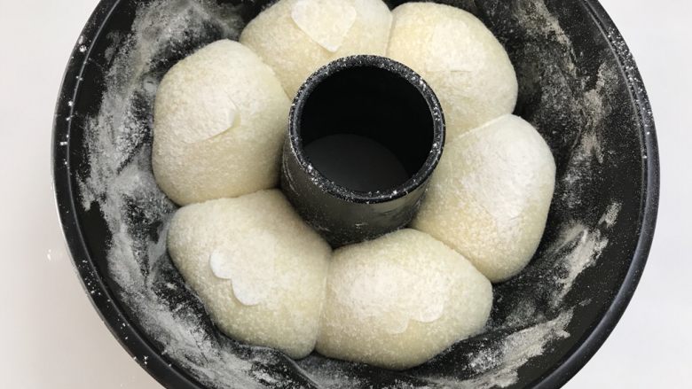 皇冠芝士包,发酵完毕,表面撒粉,表面可以剪油纸搞点小花样,比如我这次剪了心形。