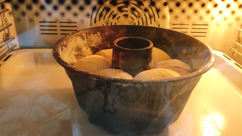 皇冠芝士包,入预热好的烤箱中下层上下火170度烤30分钟。火力时间根据自己烤箱。
Ps,今天我180度32分钟烤皮有点厚了。