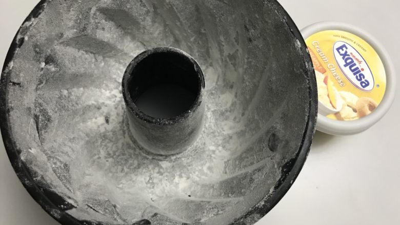 皇冠芝士包,模具事先抹油撒粉,奶酪用的这种,直接吃就很好吃。