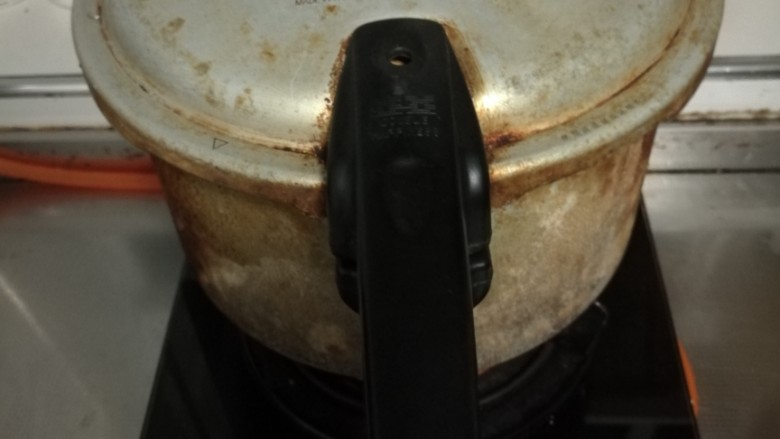 清蒸大闸蟹,放水蒸20分钟,水不要淹没架子。