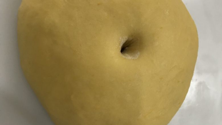 香甜南瓜包,发酵到差不多两倍大,戳洞不回弹不塌陷即发酵完成。
