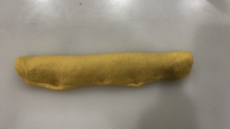 南瓜圈圈面包,然后对折,压紧收口处。