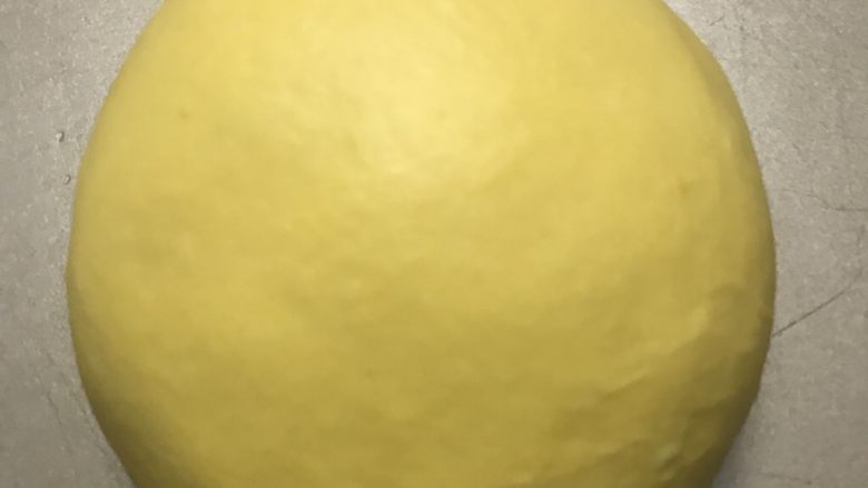 花朵南瓜包~南瓜面团南瓜馅儿,揉好的样子。滚圆后盖保鲜膜,室温进行基础发酵。