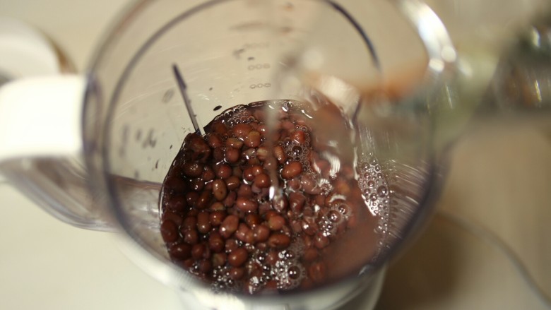 自制红豆沙,加少量清水,以漫过豆子为准,水太多制豆沙时更费时,味道也没有那么好