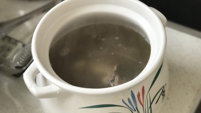 暖心排骨汤,15分钟以后,把压好的排骨汤倒入砂锅内;