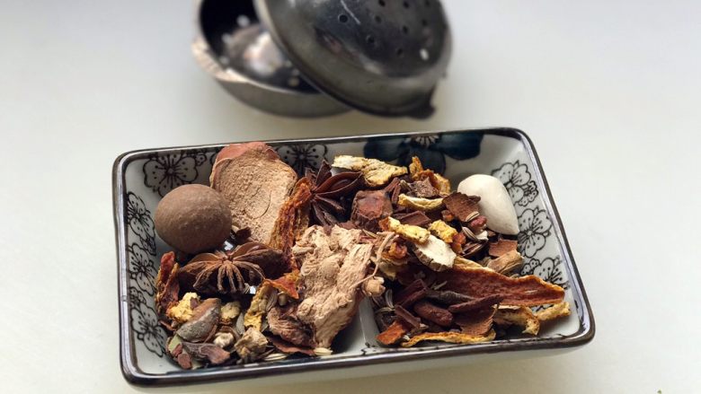 暖心排骨汤,等待飞水的同时准备炖汤调料:桂圆、花椒、八角、小茴香、白芷、香叶、陈皮、肉蔻、桂皮、良姜,把这些调味料放进图片上方的调味盒里,以便炖出的汤底清澈无杂质;