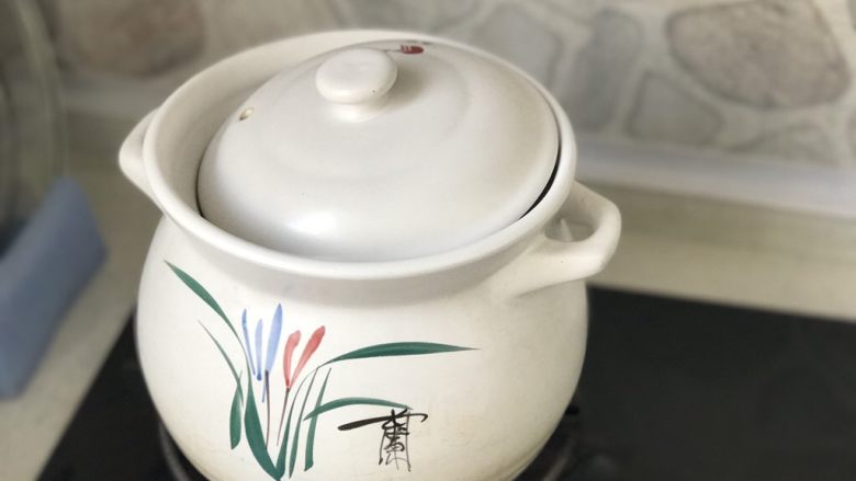 暖心排骨汤,汤滚后转小火,加盖炖煮20分钟;