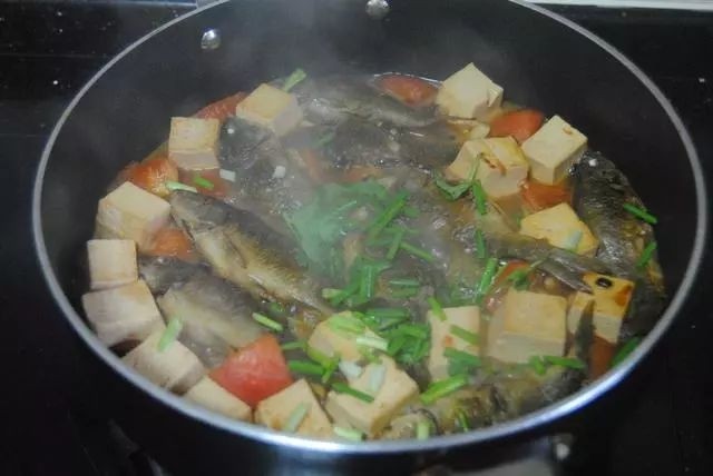 鲫鱼豆腐汤,开锅撕入葱花即可!