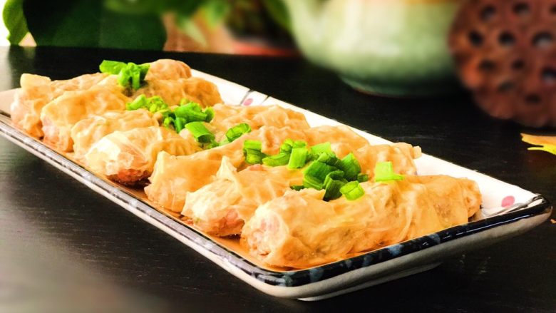 腐皮肉馅卷,为了拍照漂亮,特意换了个合适的盘子